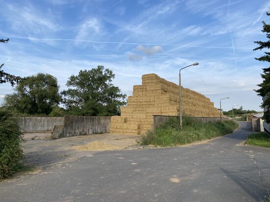 Um diesen Stapel zu erstellen braucht es schweres Gerät mit einem langen Ausleger.
