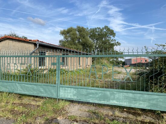 Bei einem ehemaligen LPG Betrieb wahrscheinlich nichts ungewöhnliches. In den westlichen Bundesländern habe ich solch hohe Heustapel noch nicht gesehen.