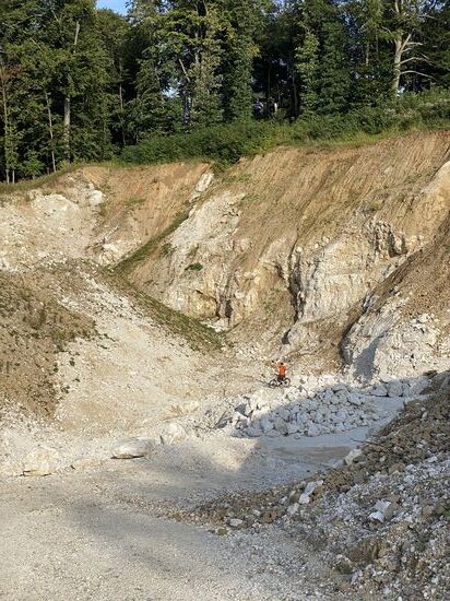 Zur Veranschaulichung wie tief diese ehemaligen Karstgruben sind. Der kleine orangene Punkt da unten bin ich.