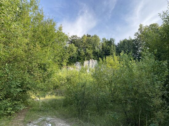 Ein alter Karststeinbruch. Diesmal geht es nach oben.