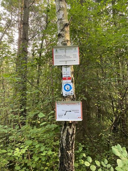 Typische Hinweisschilder damit sich so Leute wie ich nicht komplett verirren. Und trotzdem ist es nicht immer ganz leicht bzw. eindeutig, welche Abzweigung nun gemeint ist. Wir fahren oft ein Stück in die falsche Richtung, bis auch auf dem Navi eindeutig zu erkennen ist, wo der richtige Weg ist.