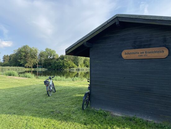 Diese Schutzhütte wird wohl von den Jugendlichen gerne als Treffpunkt genutzt. Die hinterlassenen Grillschalen und Flaschen lassen das vermuten. Mit ca. 20qm sehr großzügig und innen mit ausreichend Sitzgelegenheiten.