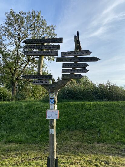 Dieser Wegweiser passt von seiner Art her perfekt in diese Gegend.