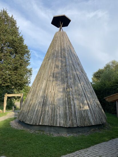 Hier gibt es Workshops in denen man Holzkohle wie früher herstellen kann.