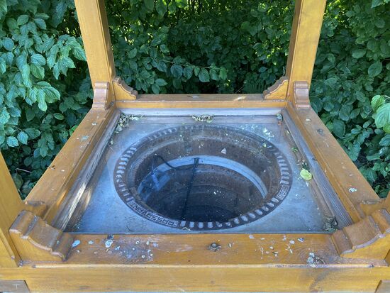 Die Bauweise würde ich eher als "pragmatisch"  bezeichnen. Schön geht in meinen Augen anders. Dafür mit Licht im Schacht. Das erfreut das "Elektrikerherz" 