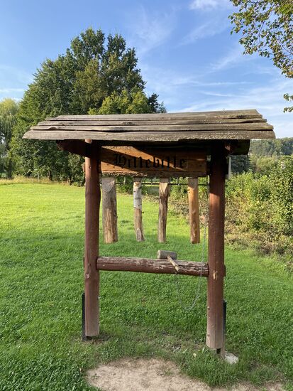 Die "Hillebille". Ein frühes Kommunikationssystem der Köhler.
Mit nur 4 Tönen, die sich nicht merklich unterscheiden, Nachrichten über weite Strecken zu übertragen, ist schon eine Kunst gewesen. Vor allem müssen die Empfänger erst einmal mitbekommen, das eine Nachricht übermittelt werden soll. 
Ich bekomme es ja oftmals schon nicht mit, wenn mein Telefon klingelt.