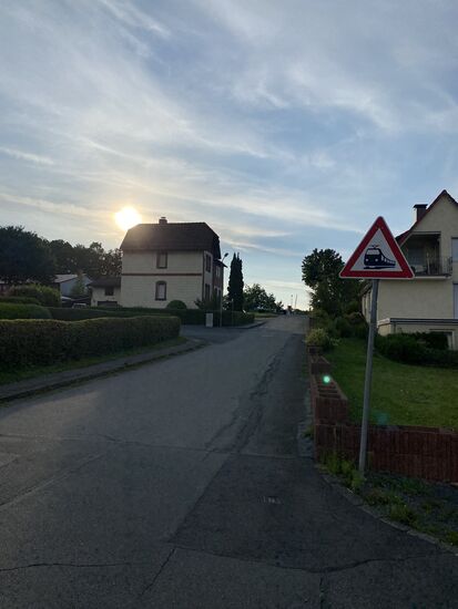 Suchspiel. 
Auf diesem Bild gibt es etwas, was viel zu modern ist, für das, was auf dem nächsten Bild zu sehen ist.