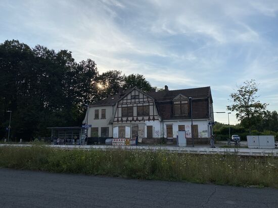 Der Bahnhof von Bad Sachsa hat auch schon bessere Zeiten gesehen.
Spoiler. Es hat was mit der Bahnstrecke zu tun. Diese ist nicht ....