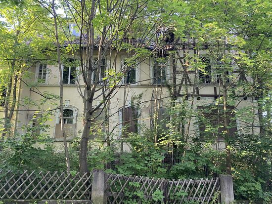 Lost Place.
Mitten im Ort. Sehr schade.