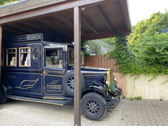 Mit diesem stillvollen Gefährt veranstaltet das "erste Haus am Platze" eigene Sight Seeing Tours.