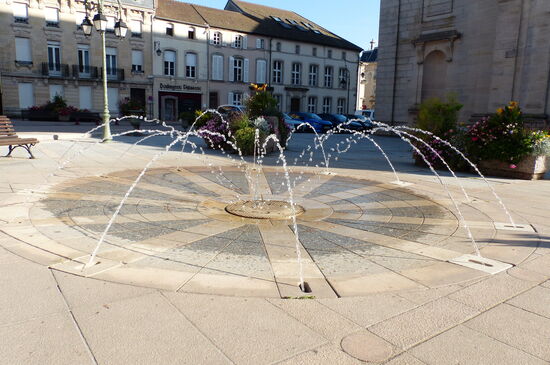 Remiremont: Brunnen vor der Abteikirche