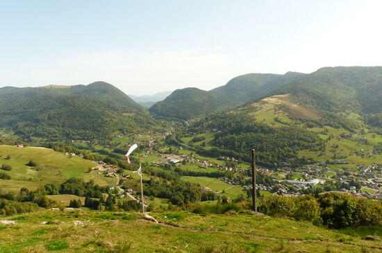 Blick vom Tête de Revolles nach Bussang. In dem engen Taleinschnitt liegt die Quelle der Moselle.