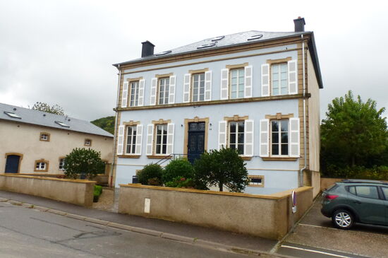 Prächtiges Haus neben der Kirche in Manderen