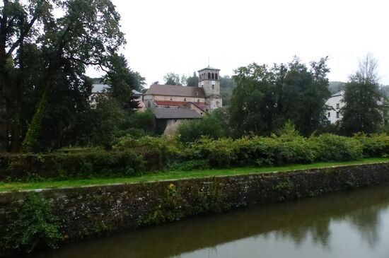 Blick über den Canal des Vosges zur Kirche von Fontenoy-de-Chateau