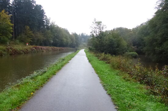 Der Radweg verläuft zwischen dem Canal des Vosges (links) und dem Fluss Côney (rechts)