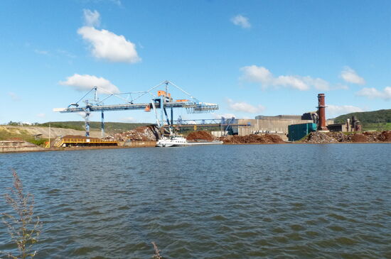 Das Stahlwerk in Neuves-Maisons ist noch in Betrieb. Hier ein Blick auf den Hafen.