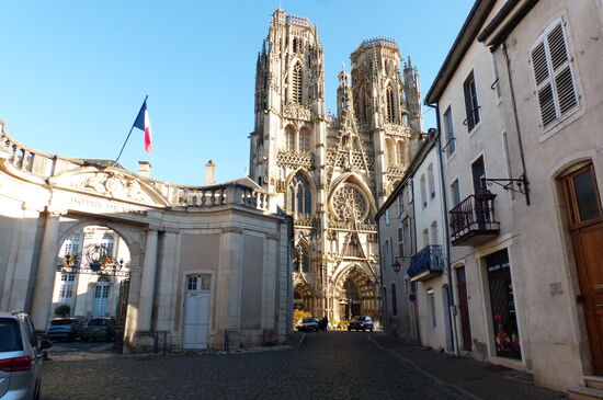Die Westfassade der Kathedrale Saint-Etienne in Toul. Ein beeindruckendes Beispiel für den spätgotischen Flamboyantstil ( flamboyant = flammend).