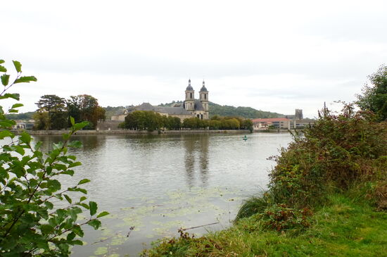 Blick über die Moselle zur Abtei von Pont-à-Mousson