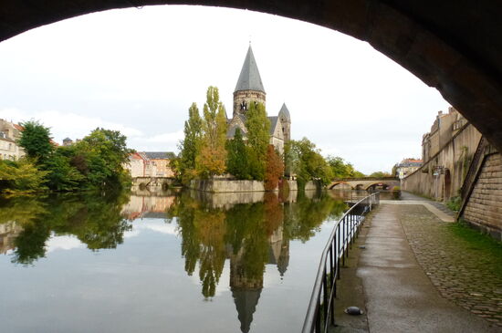 Blick vom Ufer der Moselle zur evangelischen Kirche Temple Neuf