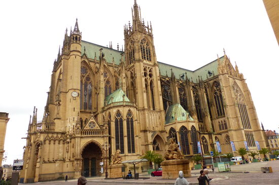 Die Kathedrale von Metz ist unbedingt einen Besuch wert. Man sollte rechtzeitig da sein. Am Tag meines Aufenthaltes stand ich schon nach 14 Uhr, wie einige andere frustrierte Besucher, vor verschlossener Tür!