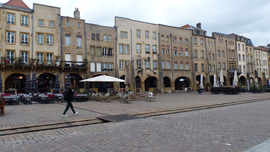Reichlich Gastronomie findet man auf dem Place Saint-Louis, unweit der Kathedrale.