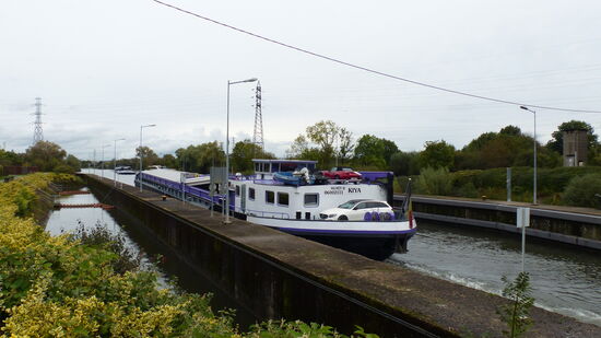 Ein Frachtschiff fährt aus der Schleuse bei Richemont.