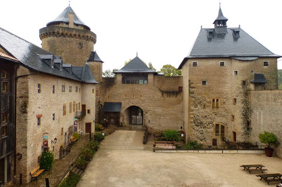 Innenbereich der vollständig restaurierten Burganlage