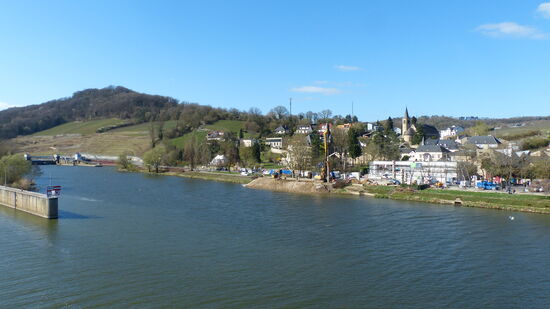 Blick von der Moselbrücke nach Schengen und zum Stroumberg (Luxemburg)