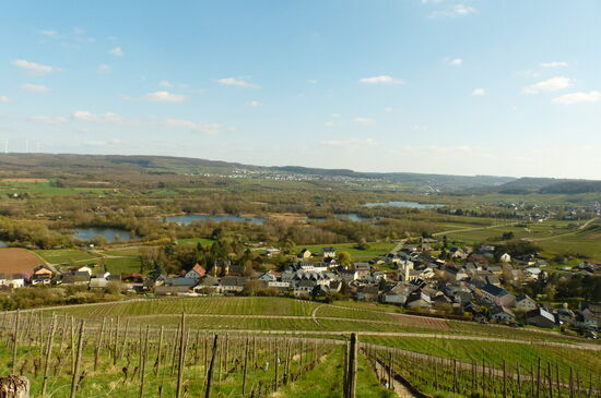 Blick vom Fëlsberg über das Moseltal. Vorne der Ort Wintrange, dahinter die "Baggerweieren" des Haff Réimech. Ganz hinten das zum Saarland gehörende Perl