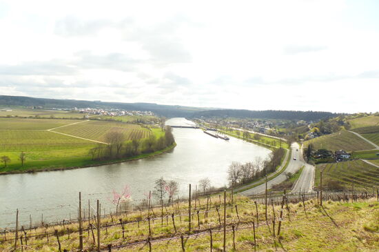 ... und ein Blick vom Primerberg auf die Staustufe. Der Ort auf der linken Seite ist Palzem. Auf der rechten Seite das luxemburgische Stadtbredimus.