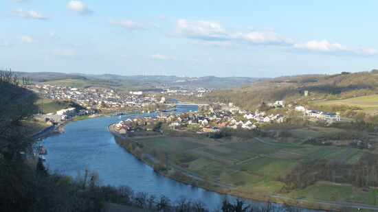 Hinter der Moselschleife bei Machtum liegen die beiden Orte Grevenmacher (links) und Wellen (rechts). Sie sind durch eine Brücke miteinander verbunden.