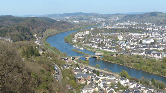 Blick von der Mariensäule auf den Norden Triers. Vorne die Kaiser-Wilhelm-Brücke. Weiter hinten die Stadt Schweich