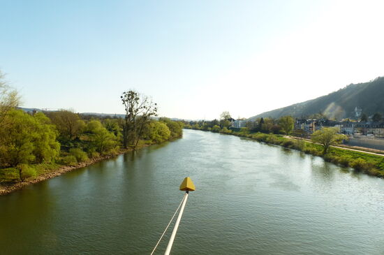 Die Mosel in Trier, von der Kaiser-Wilhelm-Brücke aus gesehen
