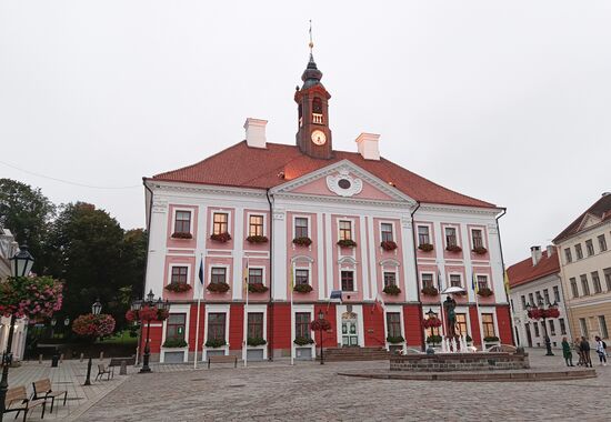 Rathausplatz mit Brunnen