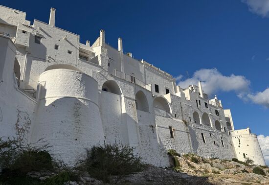 Die weiß gekalkte Stadtmauer von Ostuni (Foto: Weisbrod)