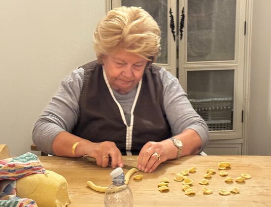 Mamma Angela zeigt den Kursteilnehmerinnen, wie man die apulische Spezialität Orechiette (Öhrchenpasta) zubereitet. (Foto: Weisbrod)