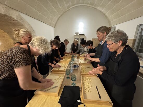 Unter der Anleitung von Mamma Angela "basteln" die Italienischkurs-Teilnehmerinnen im Trullo mehr oder weniger formvollendete Orechiette. (Foto: Weisbrod)