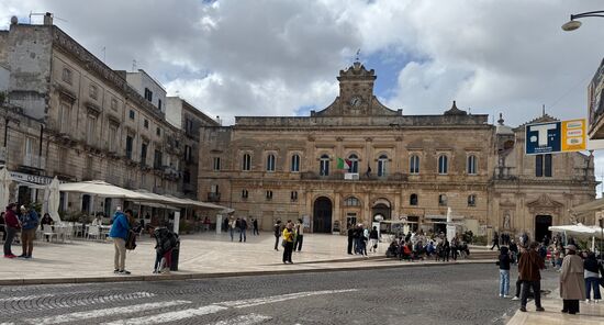 Blick auf die zentrale "Piazza della Libertà" in Ostuni (Foto: Weisbrod)