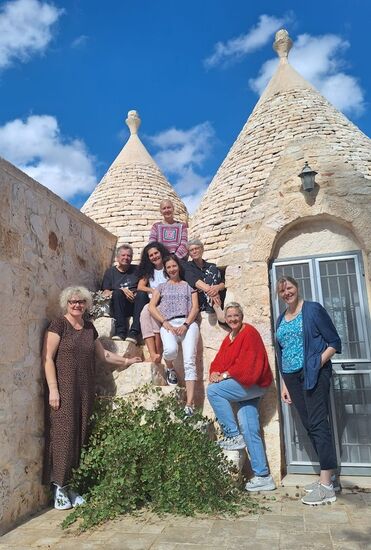 Authentischer geht's nicht: Die Italienischkurs-Gruppe vor "ihrem" Trullo. (Foto: Weisbrod)