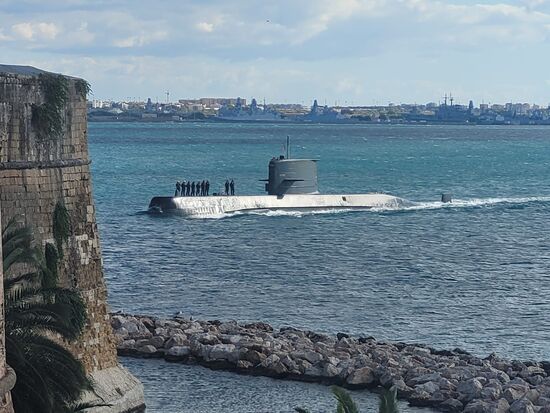 Ein italienisches U-Boot der Marinebasis vor dem Hafen von Taranto (Foto: Weisbrod)