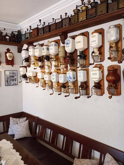 Über 500 historische Kaffeemühlen zieren die Räume des Cafés Klapperburg.