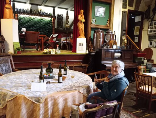 Der Besuch im Senheimer Weinmuseum führte zu einer vergnüglichen Weinprobe. Eintrittsgeld kosten die historischen Keller nicht, zum Abschluss wird für kleines Geld ein Gläschen Wein aus dem Hause Schlagkamp-Desoye serviert. Aber welcher der köstlichen Weine soll es denn sein...?