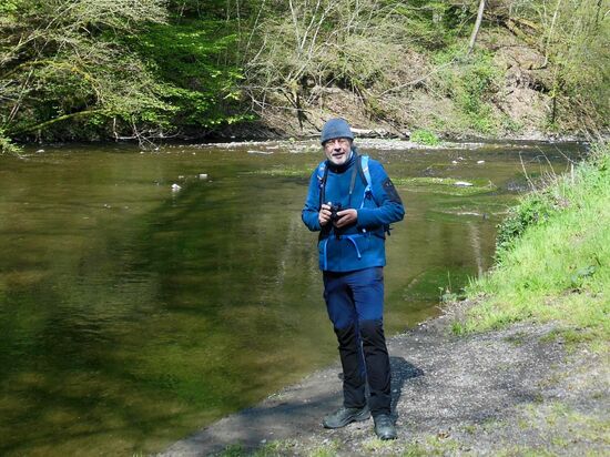 Zu Beginn der Wanderstrecke geht es relativ bequem am Elz-Bach entlang.