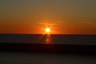 Sonnenuntergang auf der Fähre bei Livorno