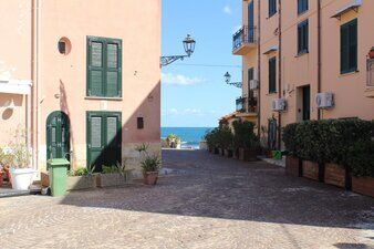 Gasse zum Meer in Santa Flavio Marineo