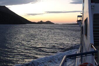 Fährüberfahrt nach Volcano mit Blick auf die Insel in der Abendstimmung