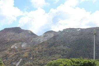 Der große Vulkan auf Volcano mit Fumarolen