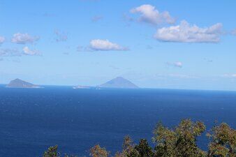 Blick auf die Insel Stromboli mir rauchendem Vulkan