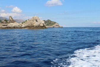 Endlich einmal eine Bootsfahrt  von Giardini Naxos zu ein paar schönen Grotten inklusive der blauen Grotte mit Badeaufenthalt