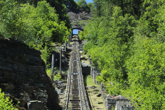 Fahrt mit der Standseilbahn zum Emmosson Staudamm